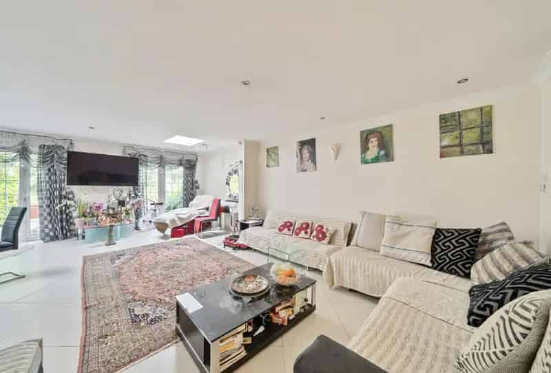 3 Bed House with Garden and Off-Street Parking
