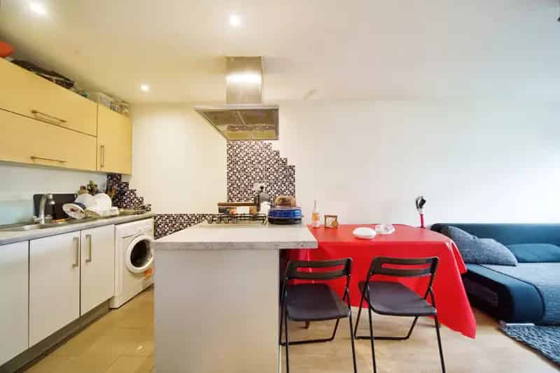 Modern Two-Bedroom Apartment with Concierge and Parking