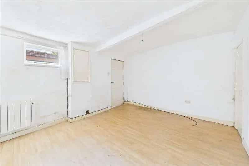 1 Bed Property for Sale Freehold Garage Storage Space