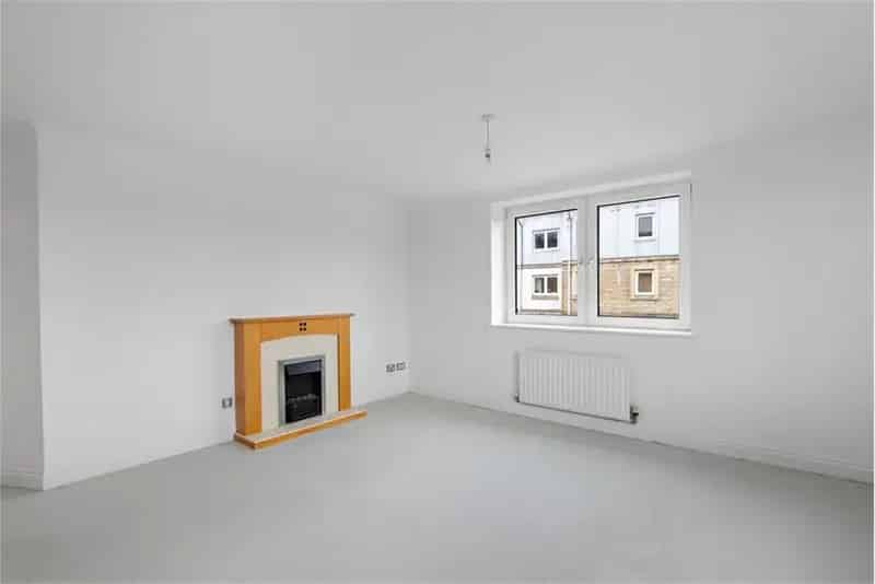 2 Bed Flat Fifth Floor with 1 Reception Room Near Edinburgh City Centre
