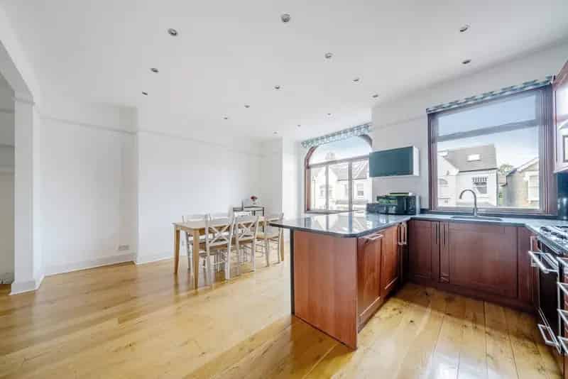 Stunning 2-Bed Period Conversion with Panoramic Views