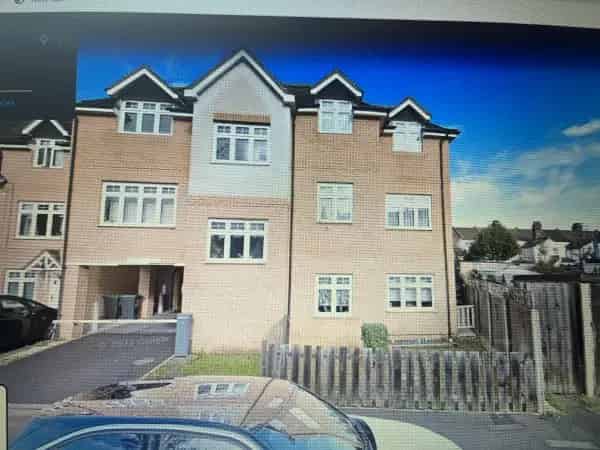 Freshly Decorated 2 Bed Flat Near Shops and Schools