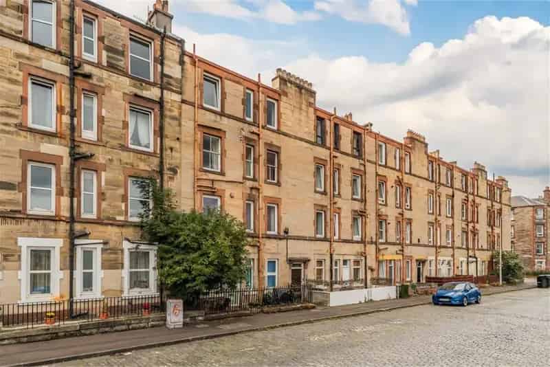 1 Bed Flat - Third Floor with 1 Reception Room