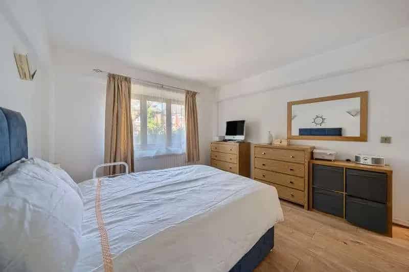 2 bed flat for sale