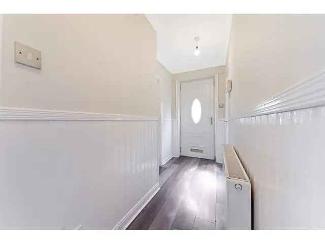 3 Bedroom Flat for Sale Near Amenities