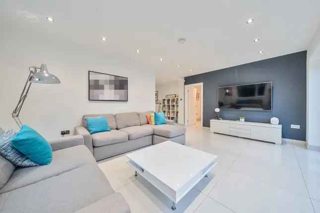 5 Bedroom Detached House For Sale in Bromley