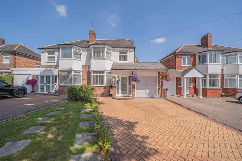 4 Bedroom Semi Detached House for Sale in Solihull