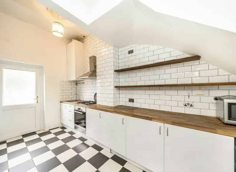 Spacious One Double Bedroom Garden Flat in Victorian Building