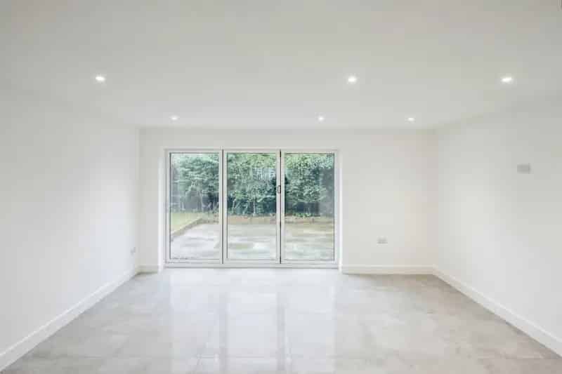 Modern Family Home 4 Beds 2 Baths Garage Landscaped Gardens
