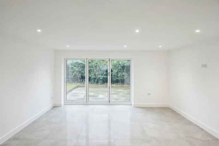 Modern Family Home 4 Beds 2 Baths Garage Landscaped Gardens