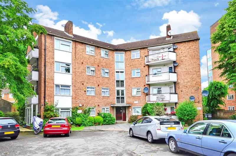3 Bedroom Flat for Sale in Snaresbrook
