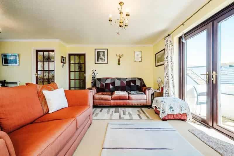 One Bedroom Apartment near Lancing Beach with Sea Views and Parking