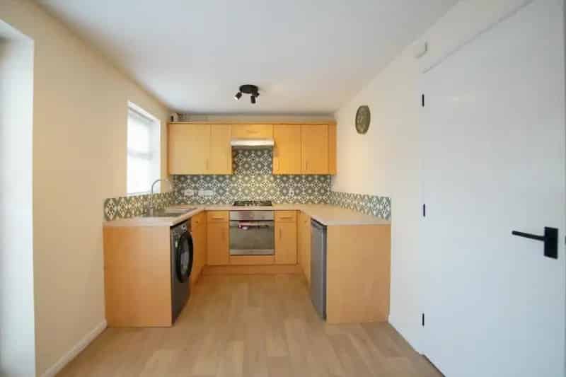 2 Bedroom House in Stoke Park - Newly Decorated and Furnished