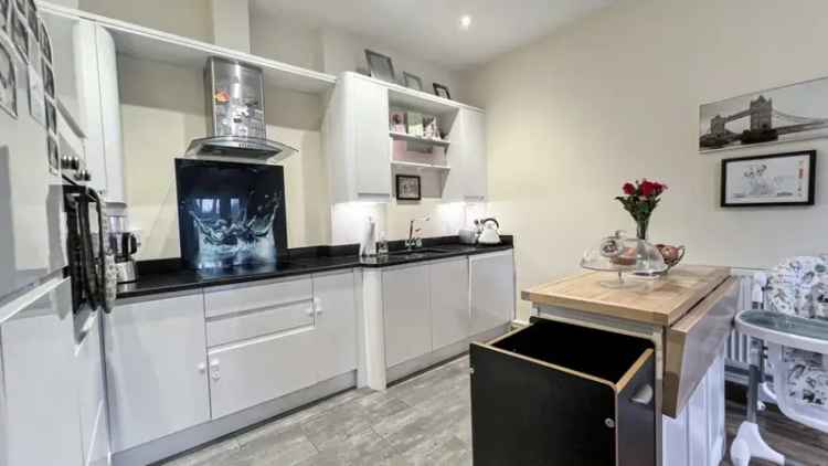 2 Bedroom Flat for Sale in Westbury