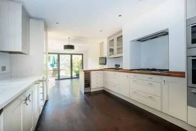 Semi-Detached House for Sale in London SW19