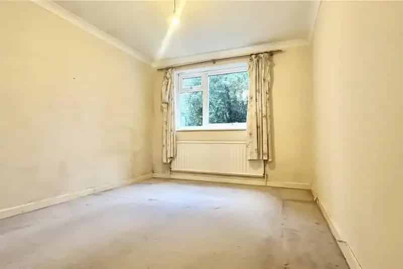 2 Bedroom Flat for Sale in Barnet - Chain Free