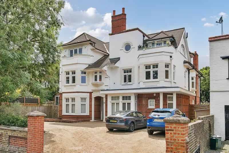 3 Double Bedroom Duplex Apartment with Garden and Parking