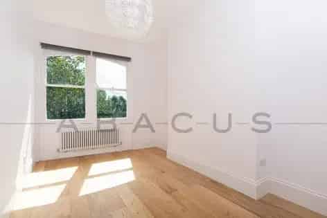 2-Bedroom 71m² Flat in London near Queens Park