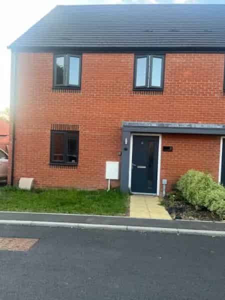 4 Bedroom Semi Detached House Near M3 Motorway