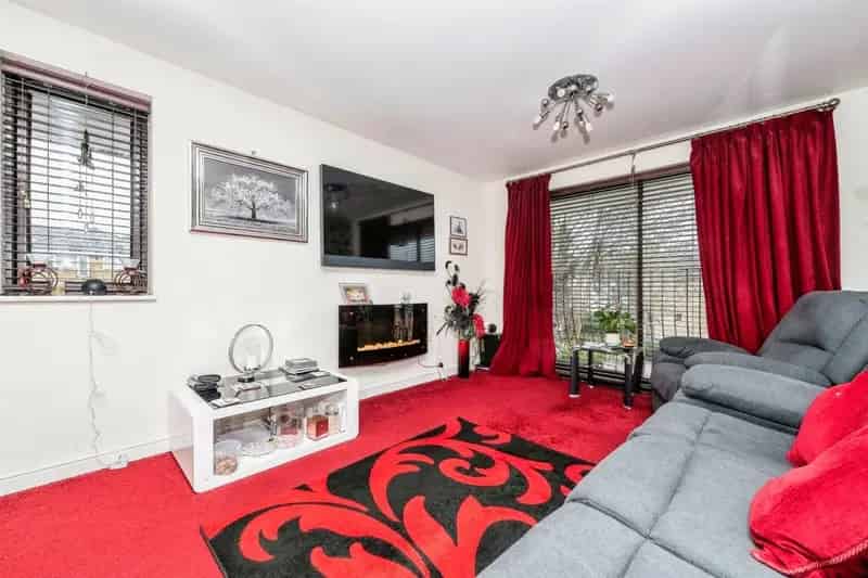 Two Double Bedroom Flat with En-Suite and Allocated Parking
