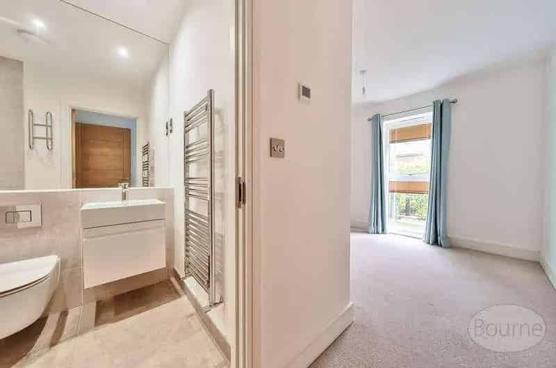 2 Bed Flat for Sale Modern Interior Underfloor Heating Allocated Parking