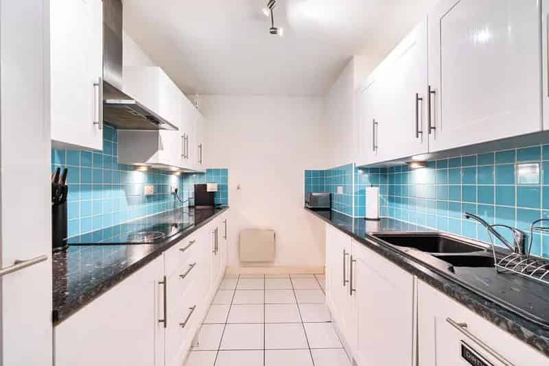 Shad Thames 1-Bed Apartment with Balcony and Parking