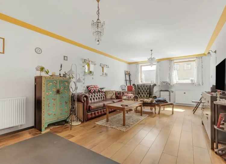 2 Bedroom Riverside Canary Wharf Apartment with Balcony