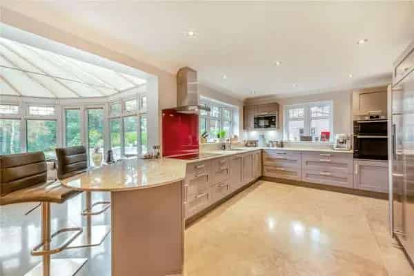 7 Bedroom Family Home with Pool and 1.5 Acres