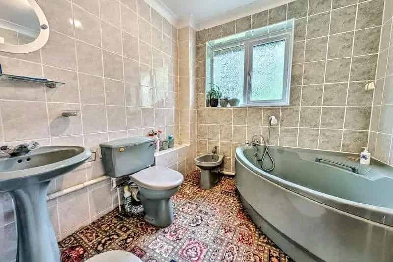 5 bed house for sale