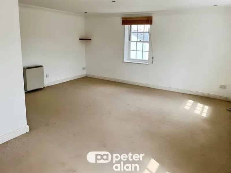 2 Bedroom Town Centre Apartment with Parking