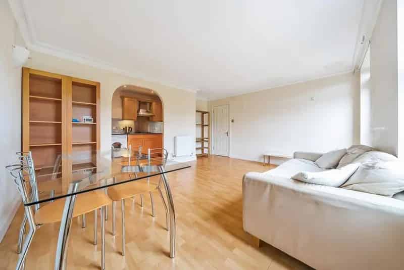 One Bedroom Flat Borough Gated Development Communal Gardens Parking