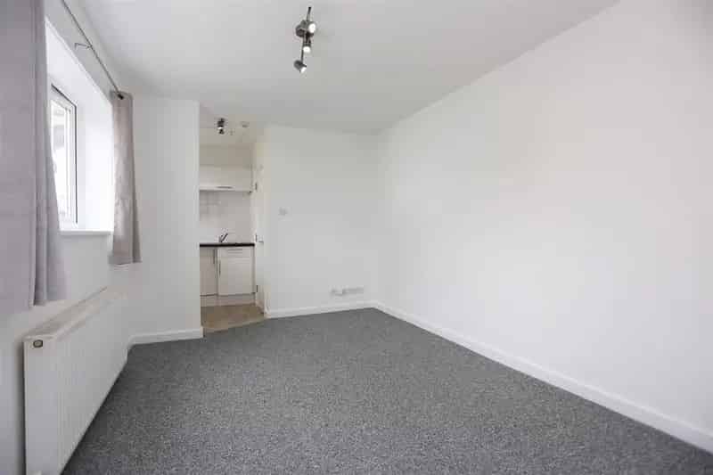 Studio to Rent with Permitted Payment Details