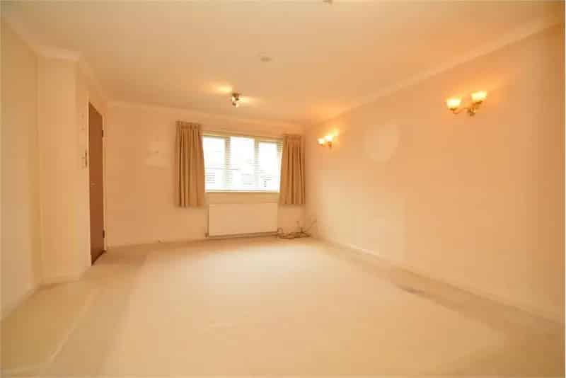 3 Bed End Terrace House with 1 Reception Room Near Busby Station