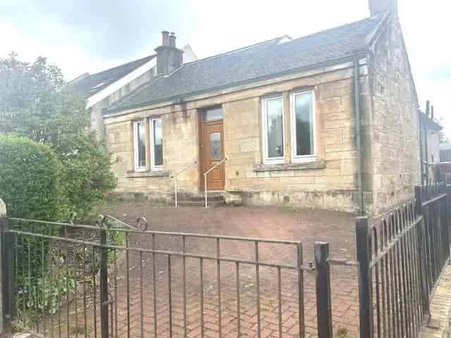 3 Bedroom Detached House For Sale - Modernisation Required