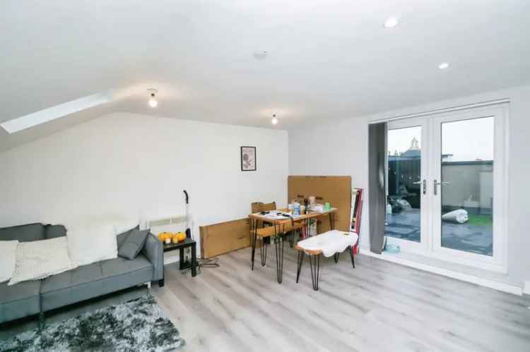 2 Bedroom Flat with Private Roof Top Terrace - Ideal Investment