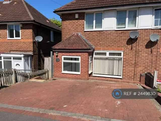 2 Bedroom Semi Detached House with Conservatory and Garden