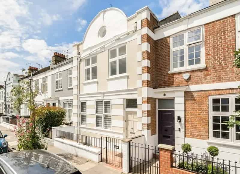 Bright 3-Bedroom Apartment with Terrace Near Fulham Broadway