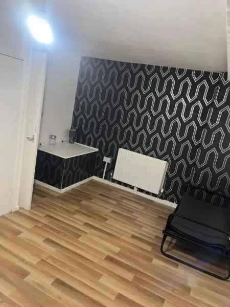 Flat For Rent in Sheffield, England