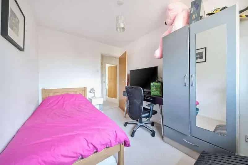 2 Bed Flat for Sale Near Surbiton Station