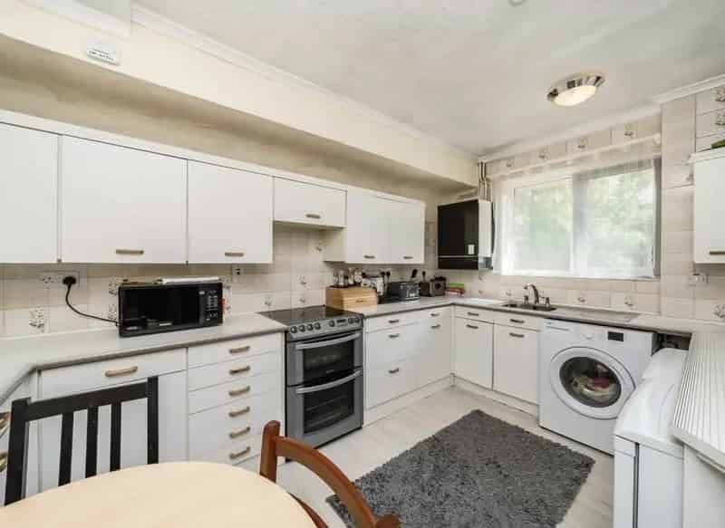 2 Double Bedroom Maisonette Near Raynes Park Station
