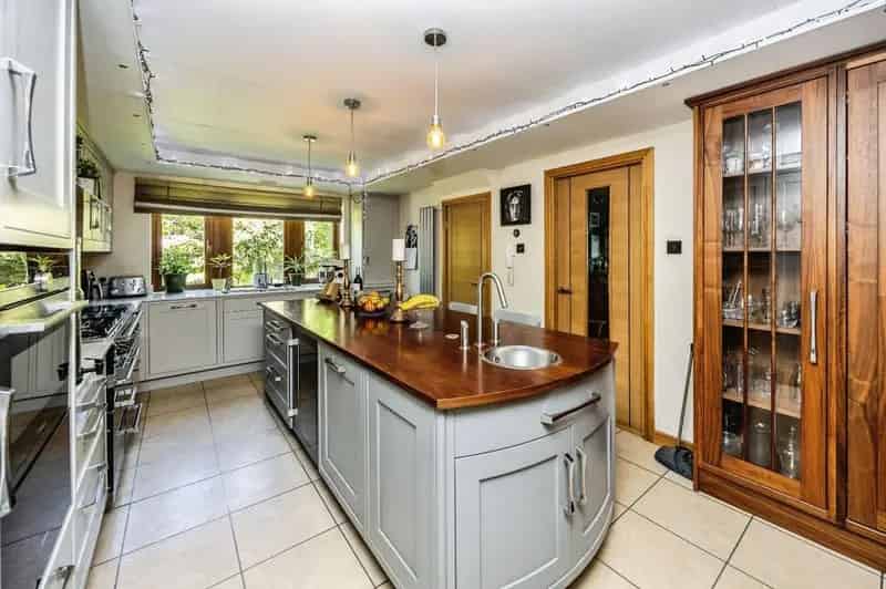 4 bedroom Detached House for sale, Brighouse, West Yorkshire, HD6