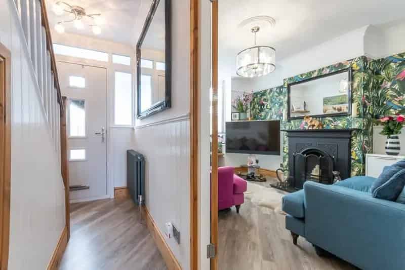 4 Bed 2 Bath House with Garden and Parking