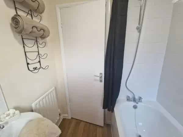 Spacious 2-Bed Flat Near Train Station Large Garden Updated Bathroom