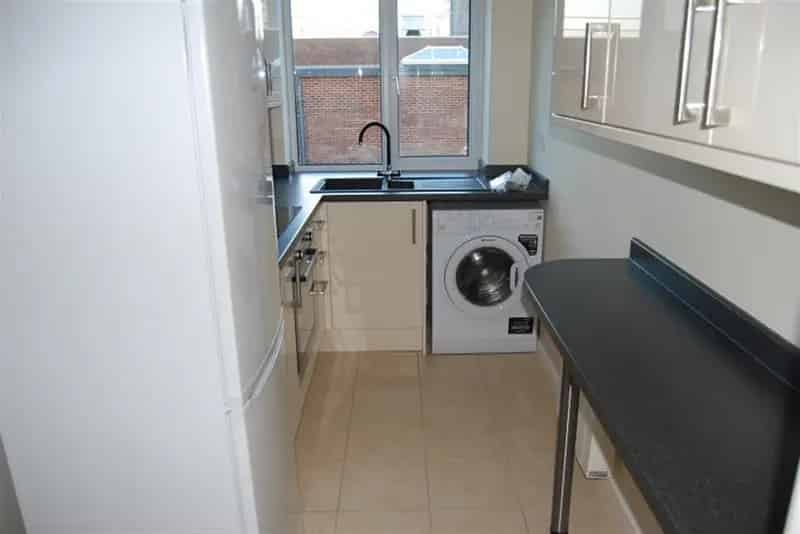 2 Bedroom Flat to Let Highcliffe Village