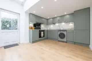 Refurbished 4-Bedroom House in Bangor for Professionals