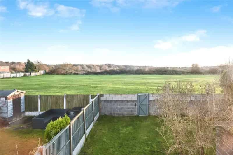 3 Bed Semi Detached House with Driveway and Garage