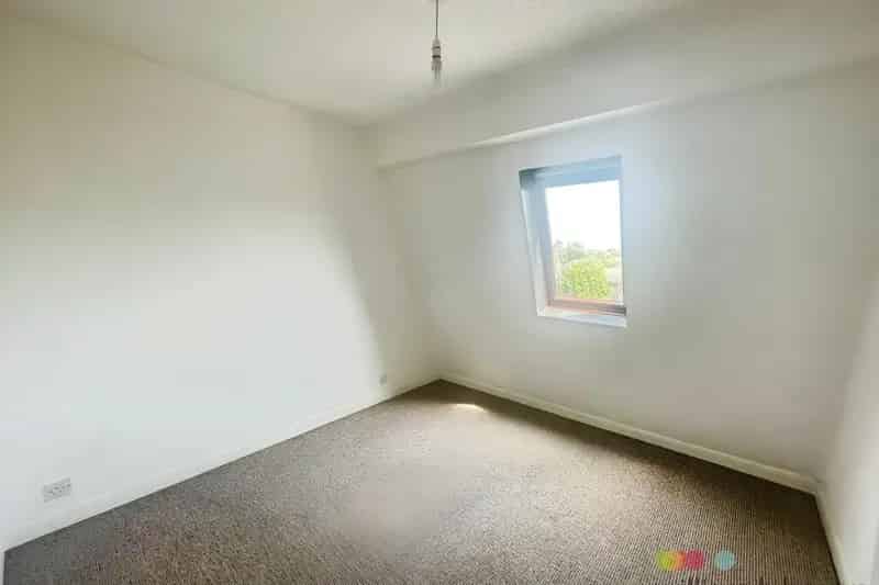 Top Floor 2-Bed Apartment with Private Parking Zero Deposit Option Available