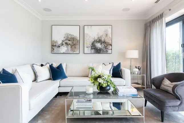 Luxury 3-Bedroom Townhouse with River Views in Fulham Palace Wharf