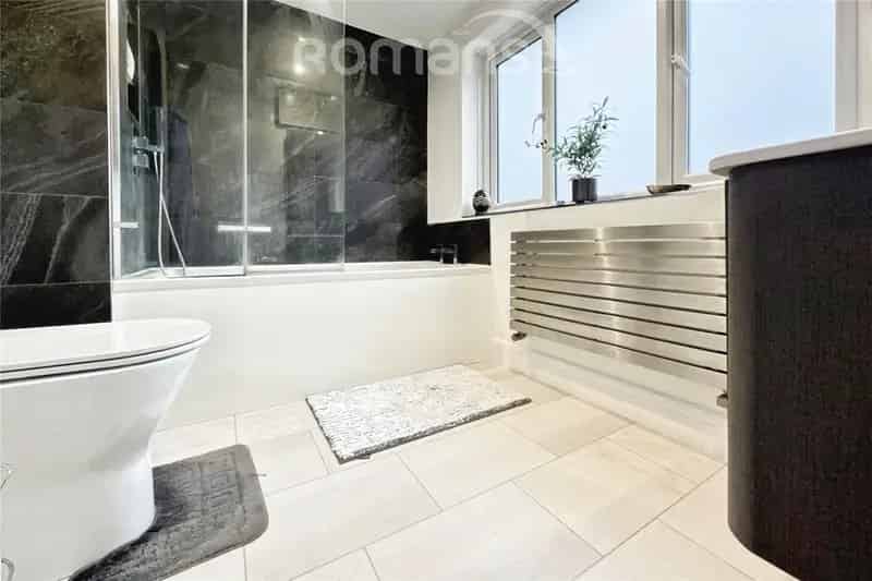 4 Bedroom Semi-detached House with Garden, Garage and EV Charger