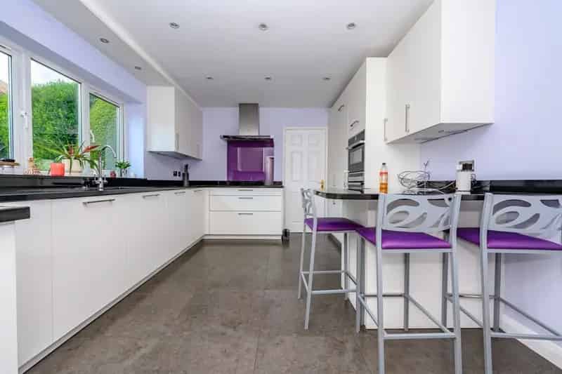 Six Bedroom Detached House Leverstock Green